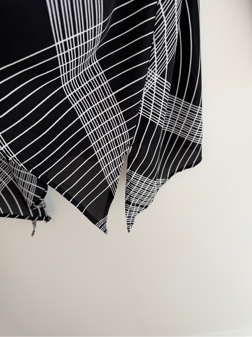 CHICO'S Rosalind Graphic Design Tunic Blouse Handkerchief Hem Sheer Travel Layer - Picture 4 of 17